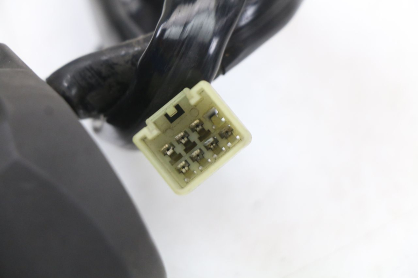 photo de INTERRUPTOR DERECHO YAMAHA X-MAX XMAX 125 (2010 - 2013) - Estado de la superficie y material