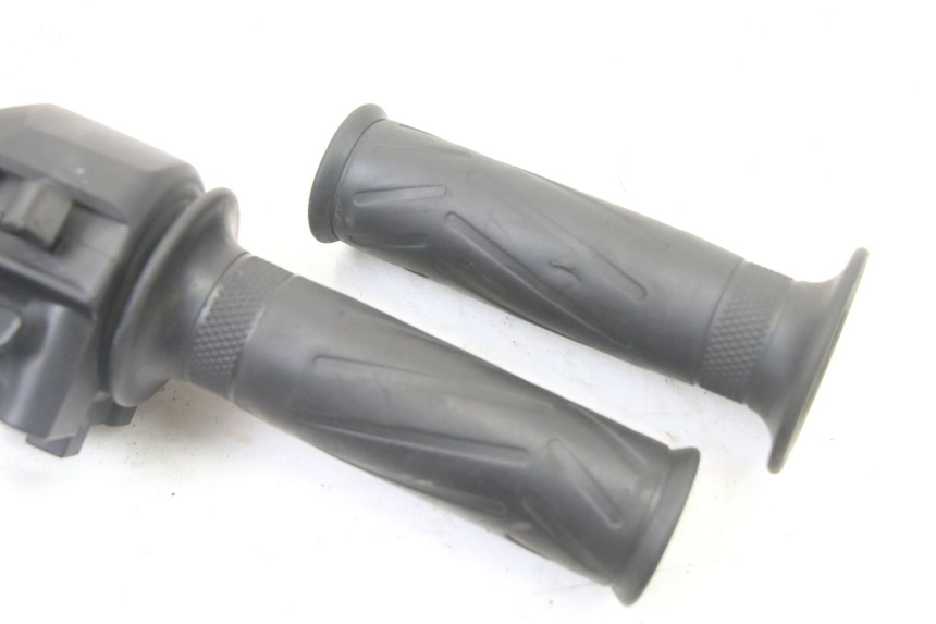 photo de INTERRUPTOR DERECHO YAMAHA X-MAX XMAX 125 (2010 - 2013) - Zoom estado de uso