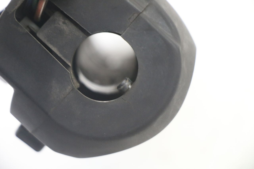 photo de INTERRUPTOR DERECHO YAMAHA X-MAX XMAX 125 (2010 - 2013) - Primer plano técnico