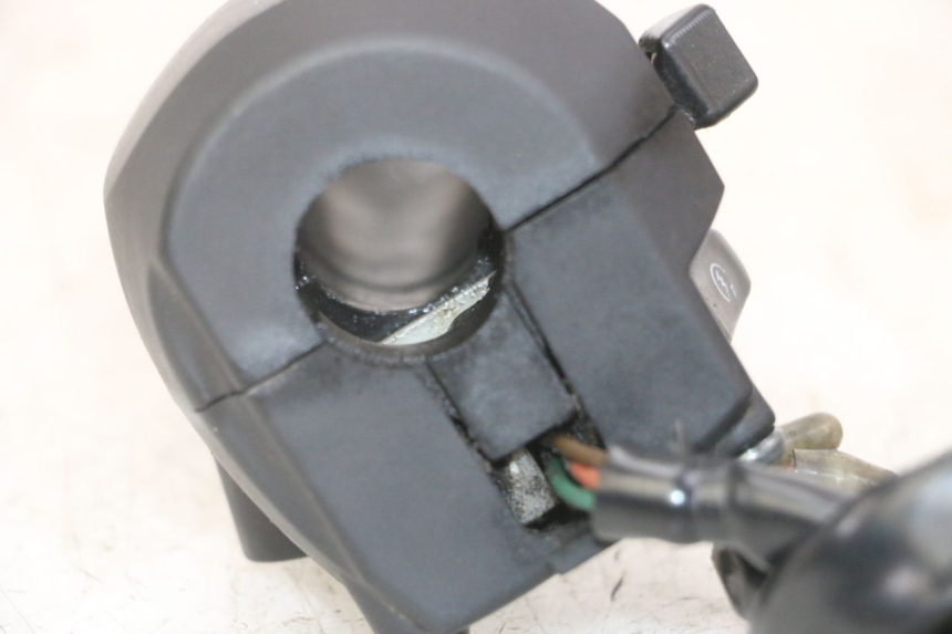 photo de INTERRUPTOR DERECHO YAMAHA X-MAX XMAX 125 (2010 - 2013) - Zoom estado de uso