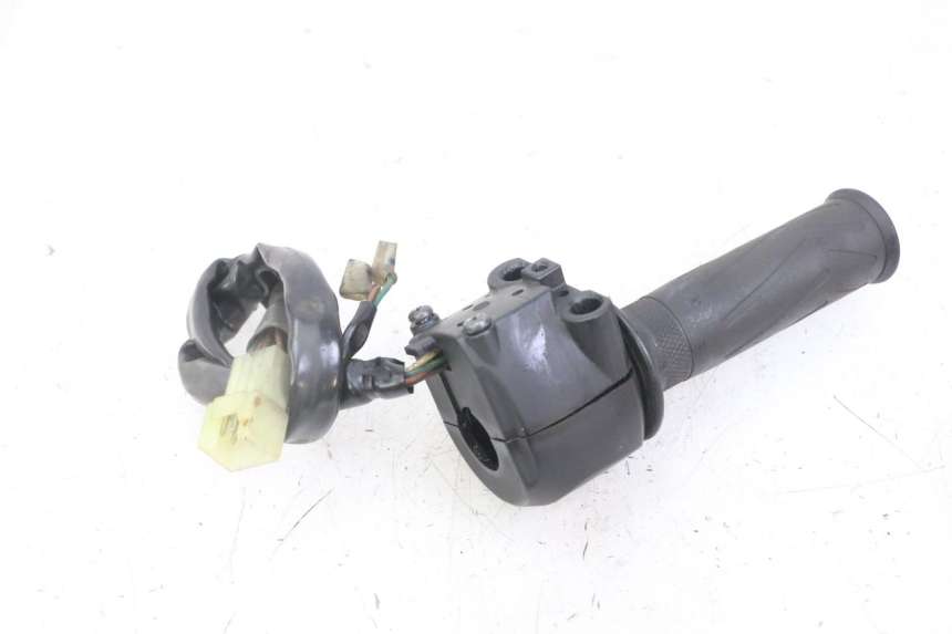 photo de INTERRUPTOR DERECHO YAMAHA X-MAX XMAX 125 (2010 - 2013) - Primer plano técnico