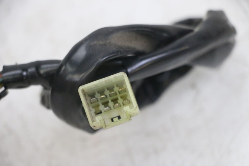 photo de INTERRUPTOR DERECHO YAMAHA X-MAX XMAX 125 (2010 - 2013) - Detalles de los puntos de fijación