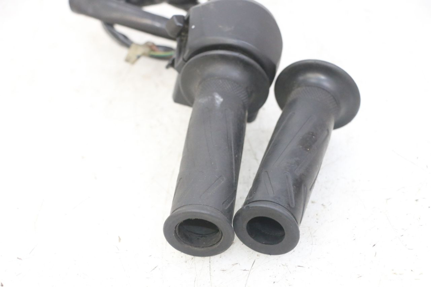 photo de INTERRUPTOR DERECHO YAMAHA X-MAX XMAX 125 (2010 - 2013) - Recambio usado revisado