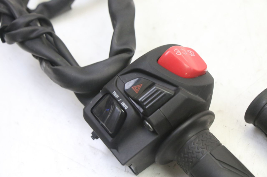 photo de CONMUTADOR DERECHA YAMAHA XMAX X-MAX 125 (2021 - 2025) - Detalle de la pieza