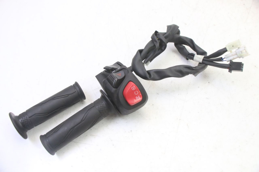 photo de CONMUTADOR DERECHA YAMAHA XMAX X-MAX 125 (2021 - 2025) - Otra perspectiva