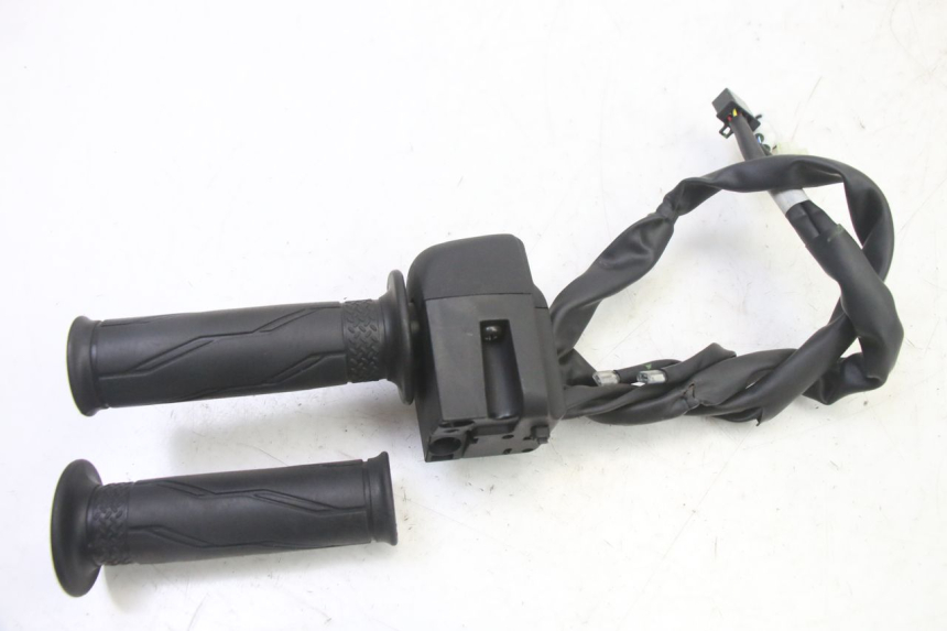 photo de CONMUTADOR DERECHA YAMAHA XMAX X-MAX 125 (2021 - 2025) - Vista general del producto