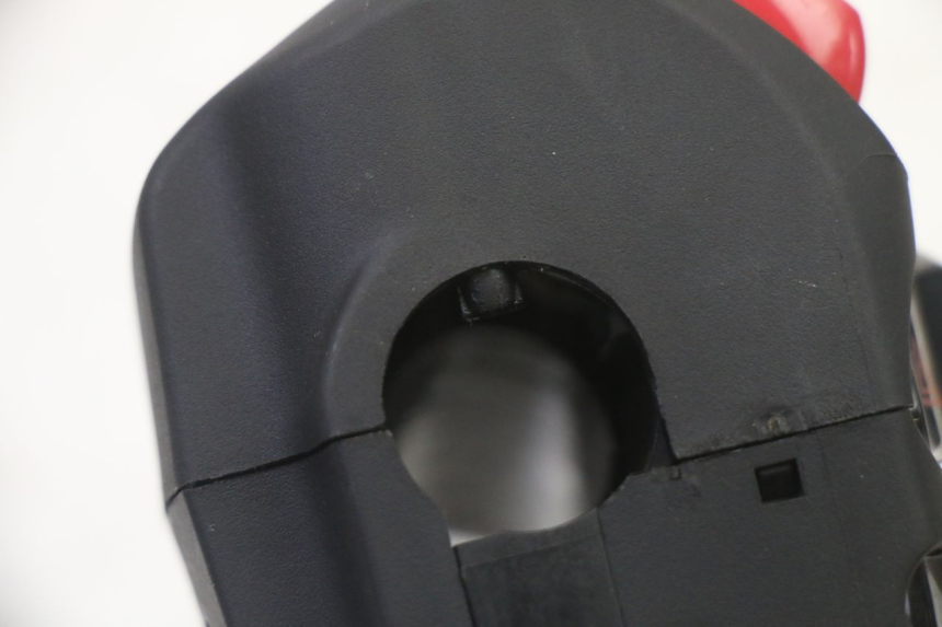 photo de CONMUTADOR DERECHA YAMAHA XMAX X-MAX 125 (2021 - 2025) - Detalles de los puntos de fijación