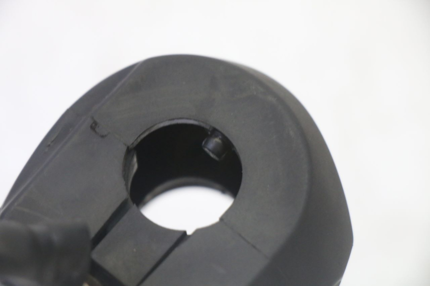 photo de INTERRUPTOR DERECHO YAMAHA X-MAX XMAX 125 (2010 - 2013) - Primer plano técnico