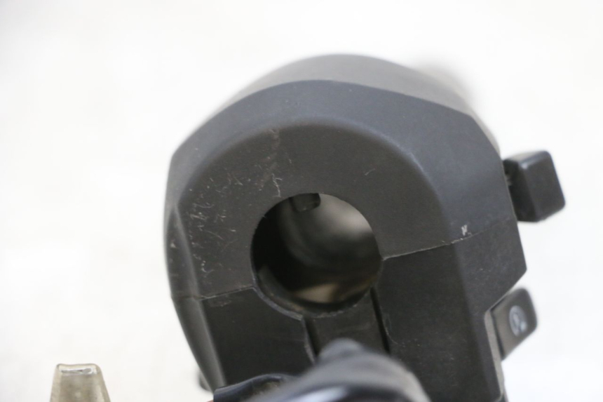 photo de INTERRUPTOR DERECHO YAMAHA X-MAX XMAX 125 (2010 - 2013) - Zoom estado de uso