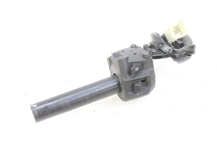photo de INTERRUPTOR DERECHO YAMAHA X-MAX XMAX 125 (2010 - 2013) - Primer plano técnico