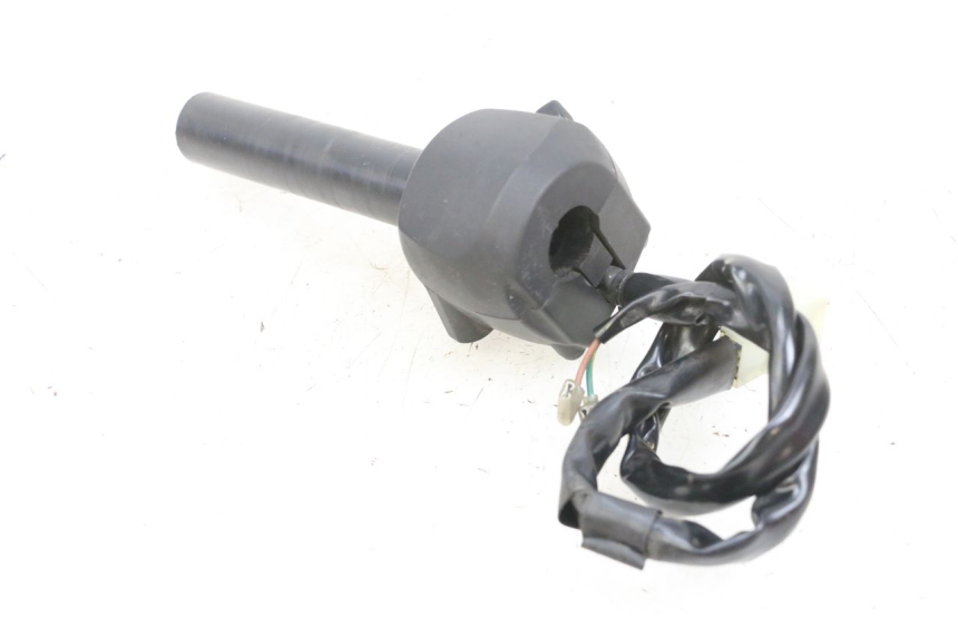 photo de INTERRUPTOR DERECHO YAMAHA X-MAX XMAX 125 (2010 - 2013) - Detalles de los puntos de fijación