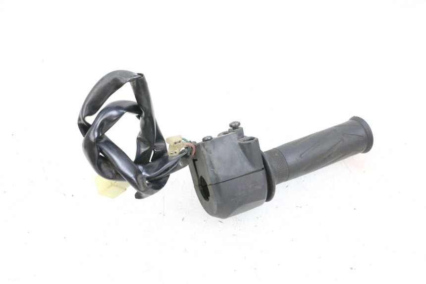 photo de INTERRUPTOR DERECHO YAMAHA X-MAX XMAX 125 (2010 - 2013) - Primer plano técnico