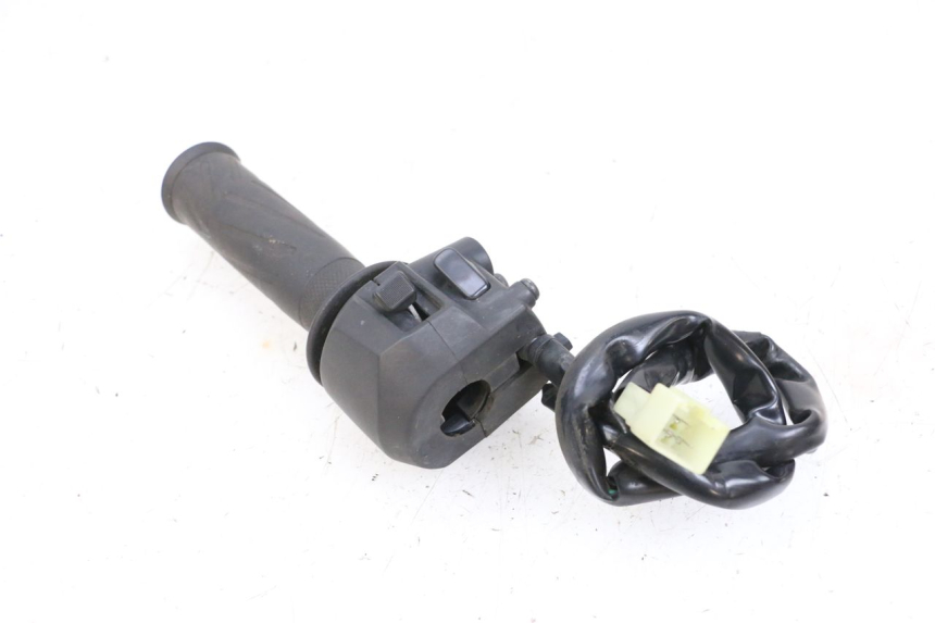 photo de INTERRUPTOR DERECHO YAMAHA X-MAX XMAX 125 (2010 - 2013) - Detalles de los puntos de fijación