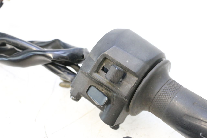 photo de INTERRUPTOR DERECHO YAMAHA X-MAX XMAX 125 (2010 - 2013) - Zoom estado de uso