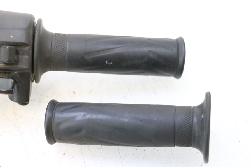photo de INTERRUPTOR DERECHO YAMAHA X-MAX XMAX 125 (2010 - 2013) - Otra perspectiva