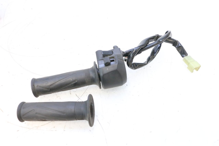 photo de INTERRUPTOR DERECHO YAMAHA X-MAX XMAX 125 (2010 - 2013) - Primer plano técnico