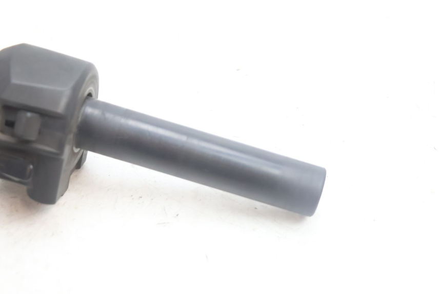 photo de INTERRUPTOR DERECHO YAMAHA X-MAX XMAX 125 (2010 - 2013) - Zoom estado de uso