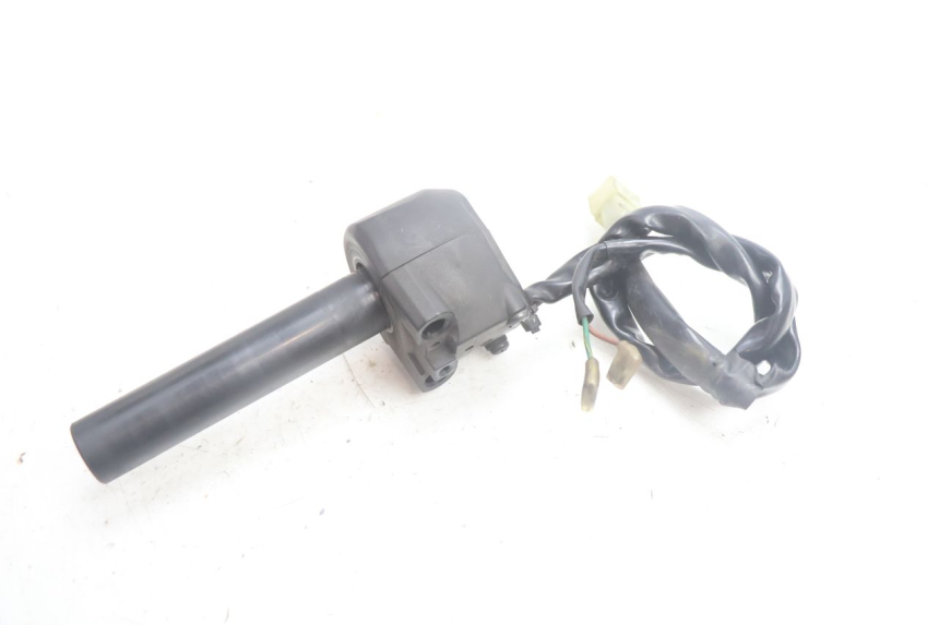 photo de INTERRUPTOR DERECHO YAMAHA X-MAX XMAX 125 (2010 - 2013) - Primer plano técnico