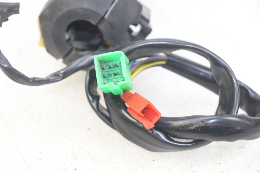 photo de INTERRUPTOR DERECHO KYMCO X-TOWN XTOWN 125 (2016 - 2021) - Primer plano técnico