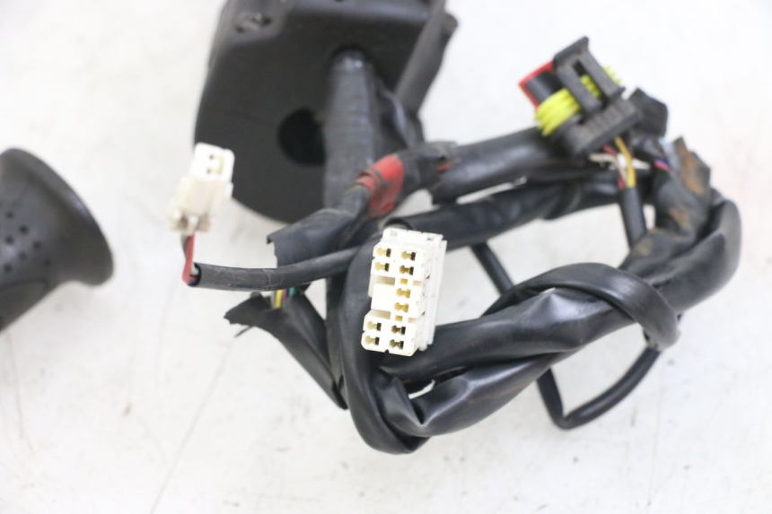 photo de INTERRUPTOR DERECHO PIAGGIO X10 125 (2012 - 2017) - Zoom estado de uso