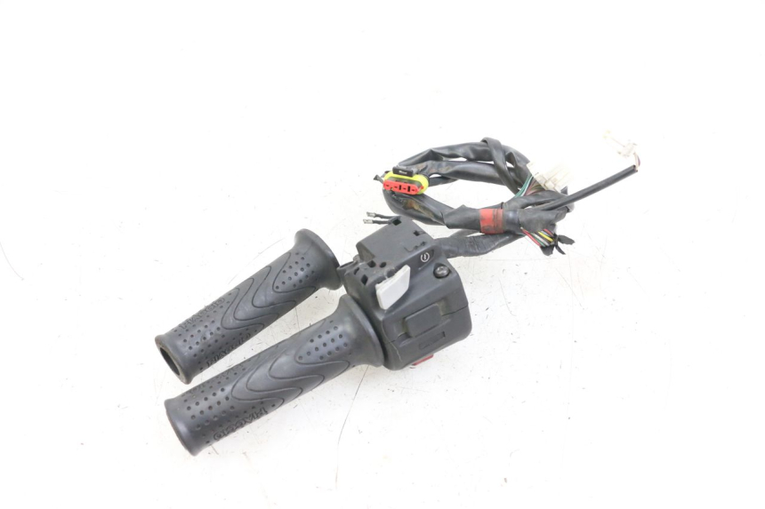 photo de INTERRUPTOR DERECHO PIAGGIO X10 125 (2012 - 2017) - Primer plano técnico