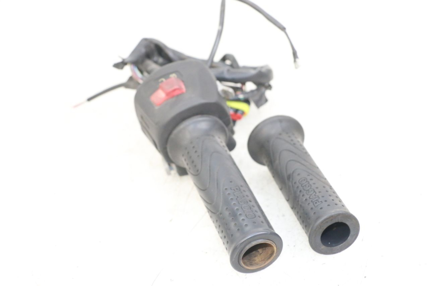 photo de INTERRUPTOR DERECHO PIAGGIO X10 125 (2012 - 2017) - Detalles de los puntos de fijación