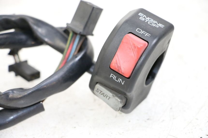 photo de CONMUTADOR DERECHA YAMAHA XJ600 XJ DIVERSION 600 (1992 - 1997) - Primer plano técnico