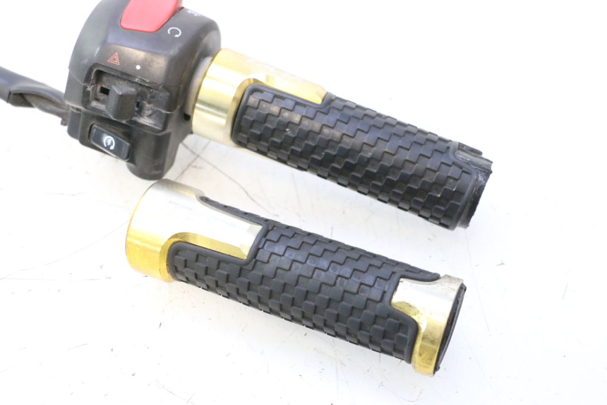 photo de CONMUTADOR DERECHA YAMAHA XP T-MAX ABS 500 (2005 - 2005) - Otra perspectiva