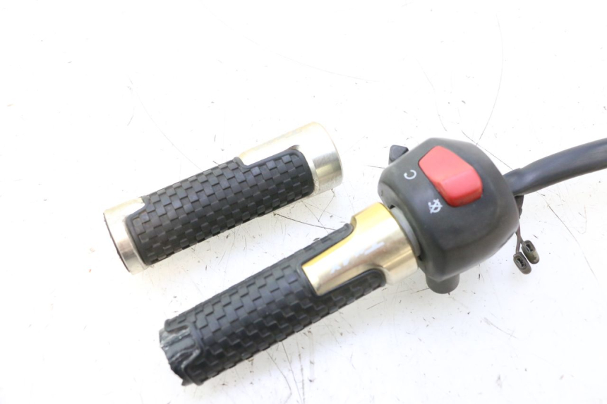 photo de CONMUTADOR DERECHA YAMAHA XP T-MAX ABS 500 (2005 - 2005) - Primer plano técnico