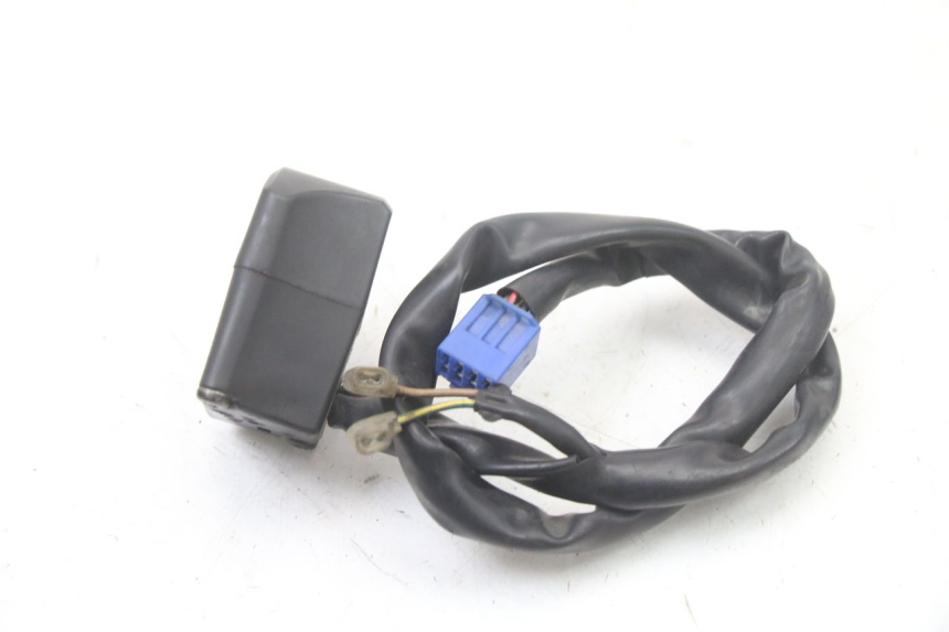 photo de INTERRUPTOR DERECHO YAMAHA FZS FAZER 600 (2001 - 2003) - Primer plano técnico
