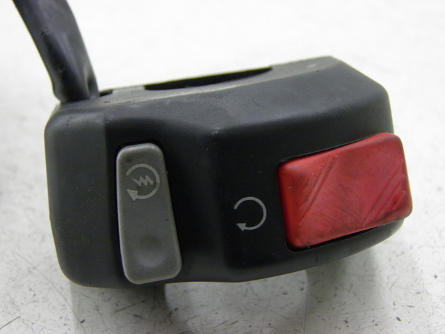 photo de CONMUTADOR DERECHA YAMAHA TDM 900 (2004 - 2006) - Otra perspectiva