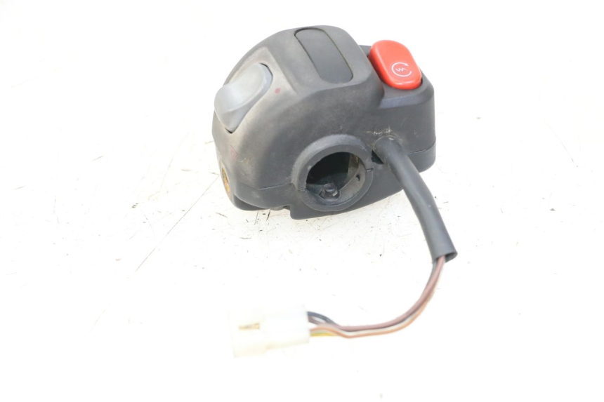 photo de INTERRUPTOR DERECHO YAMAHA YP MAJESTY 125 (2007 - 2010) - Zoom estado de uso