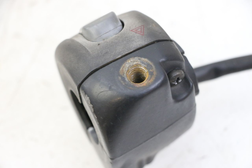 photo de INTERRUPTOR DERECHO YAMAHA YP MAJESTY 125 (2007 - 2010) - Primer plano técnico