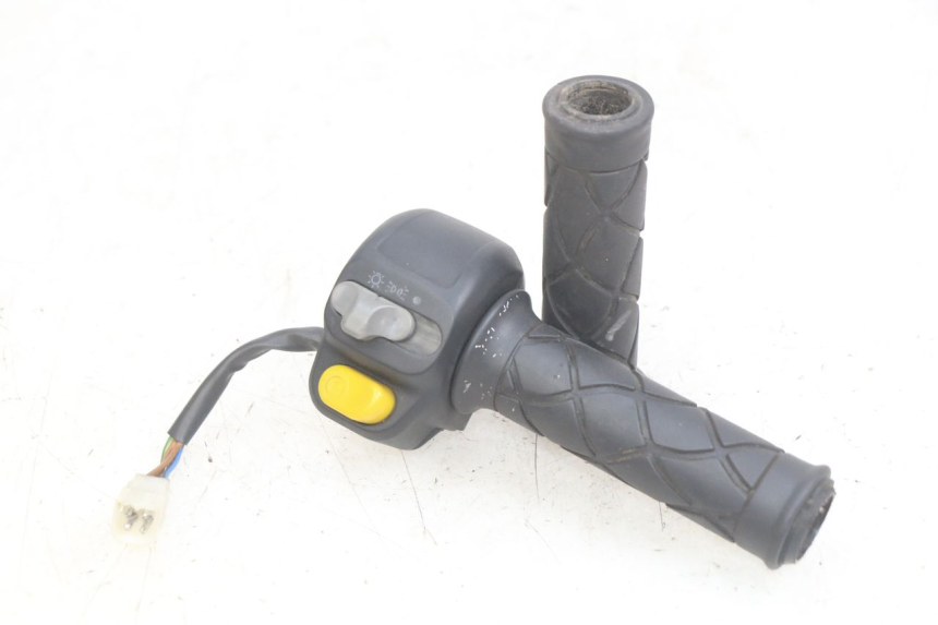 photo de INTERRUPTOR DERECHO YAMAHA YP MAJESTY 125 (1998 - 2001) - Vista principal