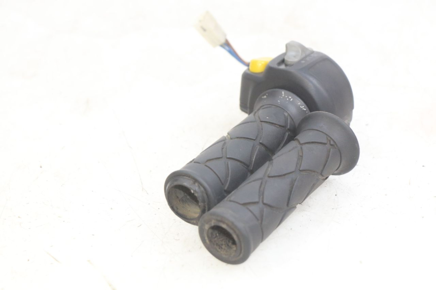 photo de INTERRUPTOR DERECHO YAMAHA YP MAJESTY 125 (1998 - 2001) - Primer plano técnico