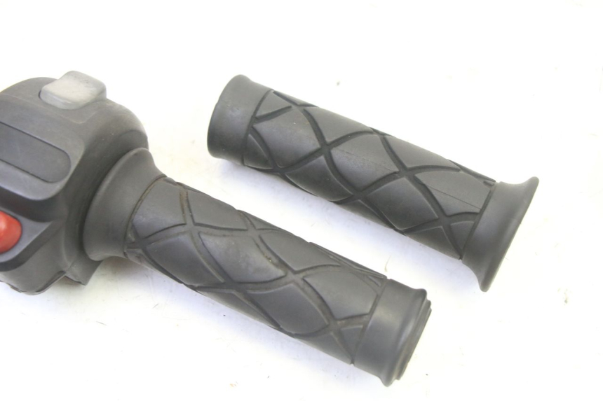 photo de INTERRUPTOR DERECHO YAMAHA YP MAJESTY 125 (2007 - 2010) - Zoom estado de uso