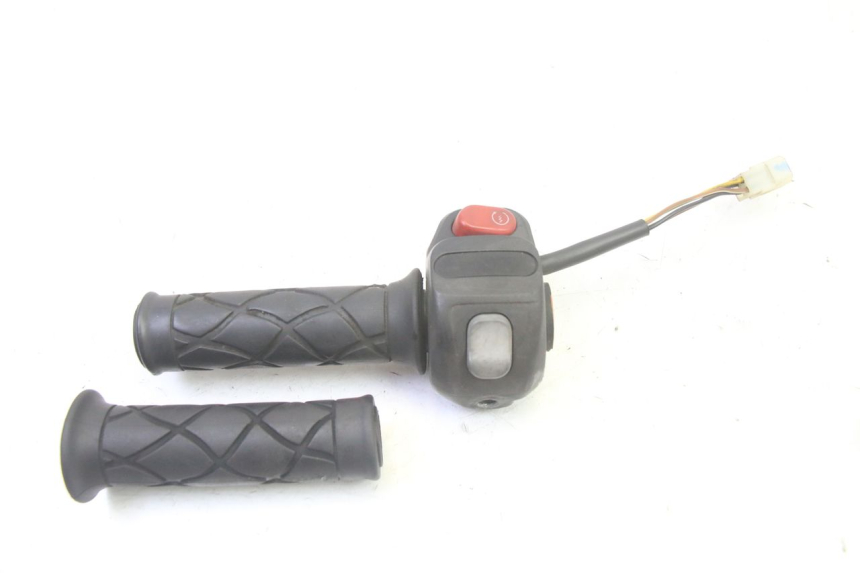 photo de INTERRUPTOR DERECHO YAMAHA YP MAJESTY 125 (2007 - 2010) - Otra perspectiva