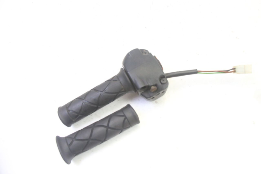 photo de INTERRUPTOR DERECHO YAMAHA YP MAJESTY 125 (2007 - 2010) - Primer plano técnico