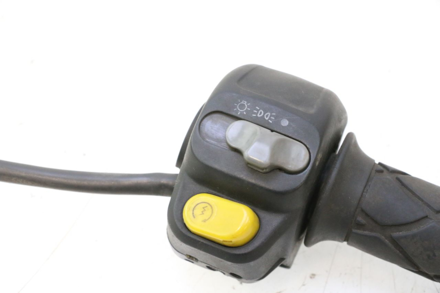 photo de INTERRUPTOR DERECHO YAMAHA YP MAJESTY 125 (1998 - 2001) - Detalle de la pieza