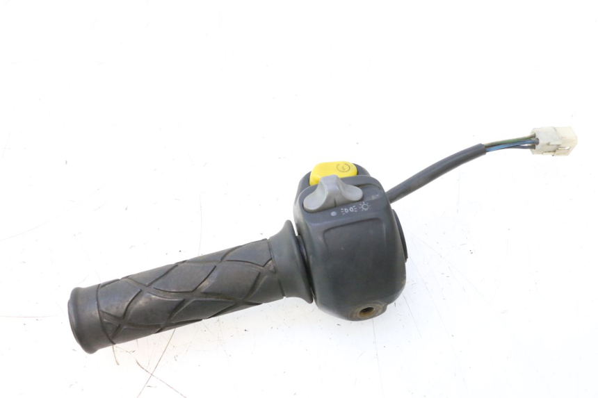 photo de INTERRUPTOR DERECHO YAMAHA YP MAJESTY 125 (1998 - 2001) - Zoom estado de uso