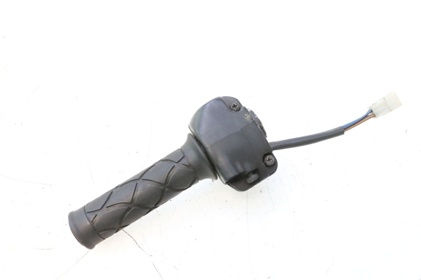 photo de INTERRUPTOR DERECHO YAMAHA YP MAJESTY 125 (1998 - 2001) - Otra perspectiva
