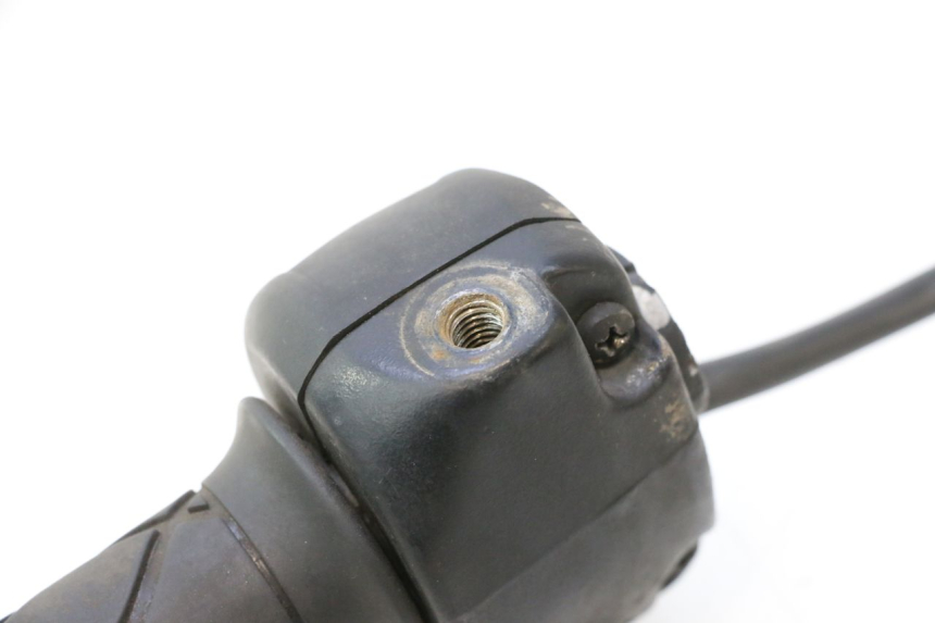 photo de INTERRUPTOR DERECHO YAMAHA YP MAJESTY 125 (1998 - 2001) - Primer plano técnico