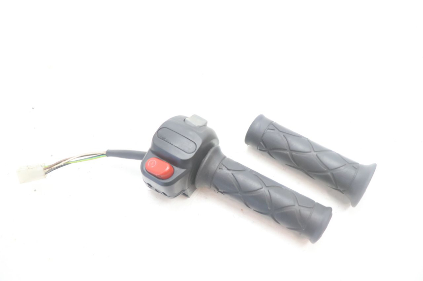 photo de INTERRUPTOR DERECHO YAMAHA YP MAJESTY 125 (2007 - 2010) - Vista principal