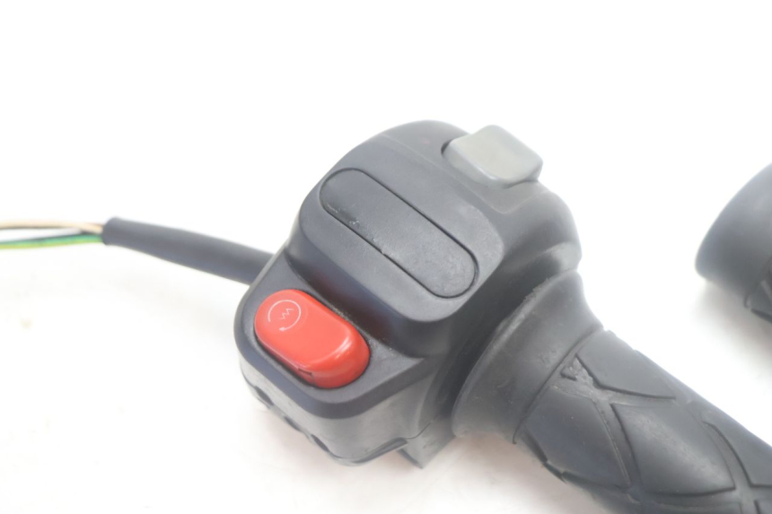 photo de INTERRUPTOR DERECHO YAMAHA YP MAJESTY 125 (2007 - 2010) - Zoom estado de uso