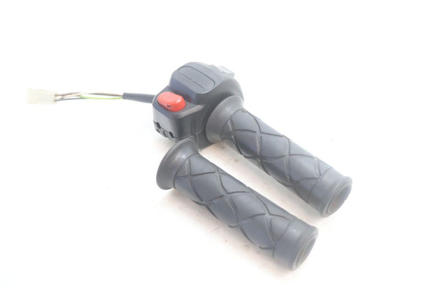 photo de INTERRUPTOR DERECHO YAMAHA YP MAJESTY 125 (2007 - 2010) - Otra perspectiva