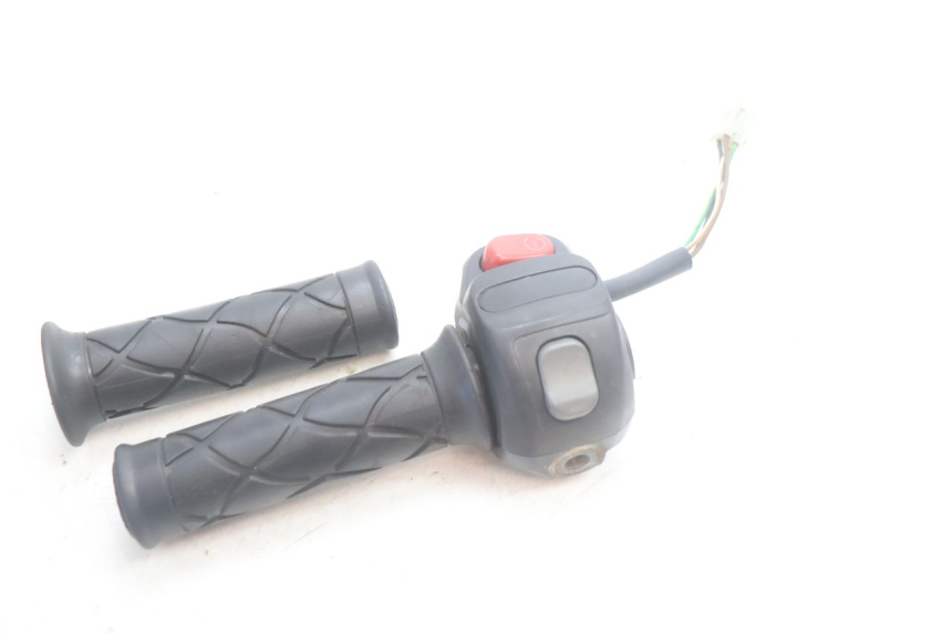photo de INTERRUPTOR DERECHO YAMAHA YP MAJESTY 125 (2007 - 2010) - Primer plano técnico