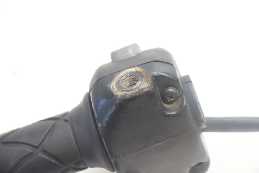 photo de INTERRUPTOR DERECHO YAMAHA YP MAJESTY 125 (2007 - 2010) - Detalles de los puntos de fijación