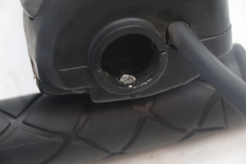 photo de INTERRUPTOR DERECHO YAMAHA YP MAJESTY 125 (2007 - 2010) - Estado de la superficie y material