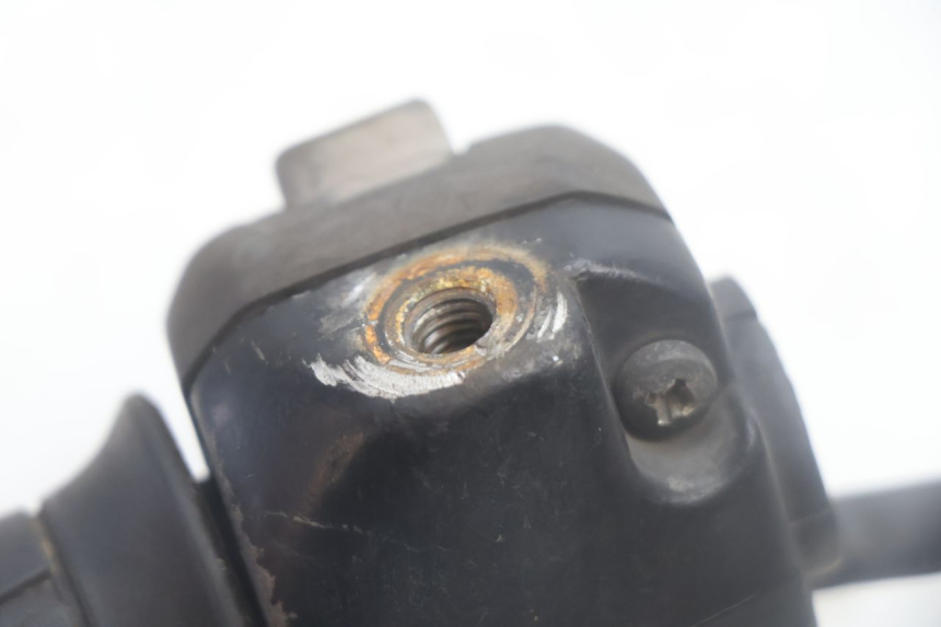 photo de INTERRUPTOR DERECHO YAMAHA YP MAJESTY 125 (2002 - 2006) - Primer plano técnico