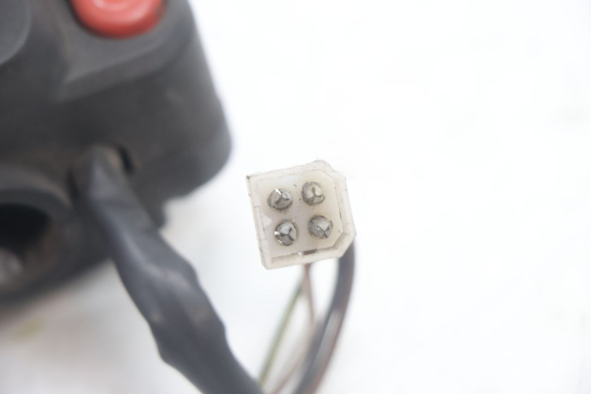 photo de INTERRUPTOR DERECHO YAMAHA YP MAJESTY 125 (2002 - 2006) - Detalles de los puntos de fijación
